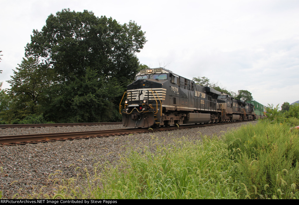 NS 7579 on the siding at MP116